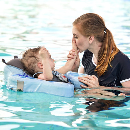 Bébé nageant en toute sécurité dans une piscine grâce à la bouée papillon Mambobaby™ pour une meilleure aisance dans l'eau.