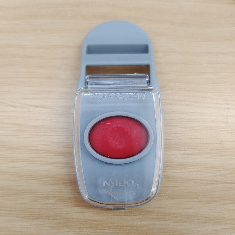 Détail du bouton de verrouillage sécurisé pour accessoires Mambobaby™