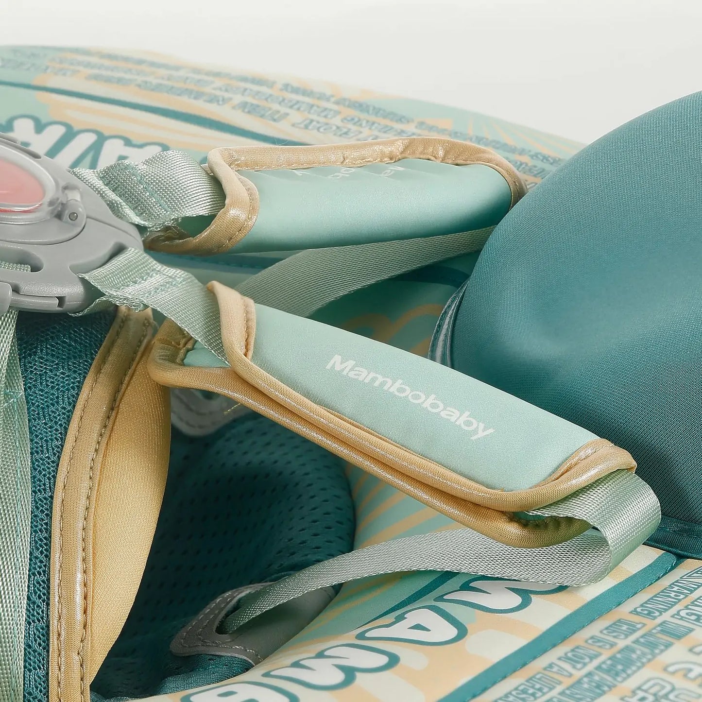 Gros plan sur le bouton de verrouillage et de déverrouillage de sécurité Mambobaby™, montrant le mécanisme de sécurité enfant pour la sécurité des piscines en France.