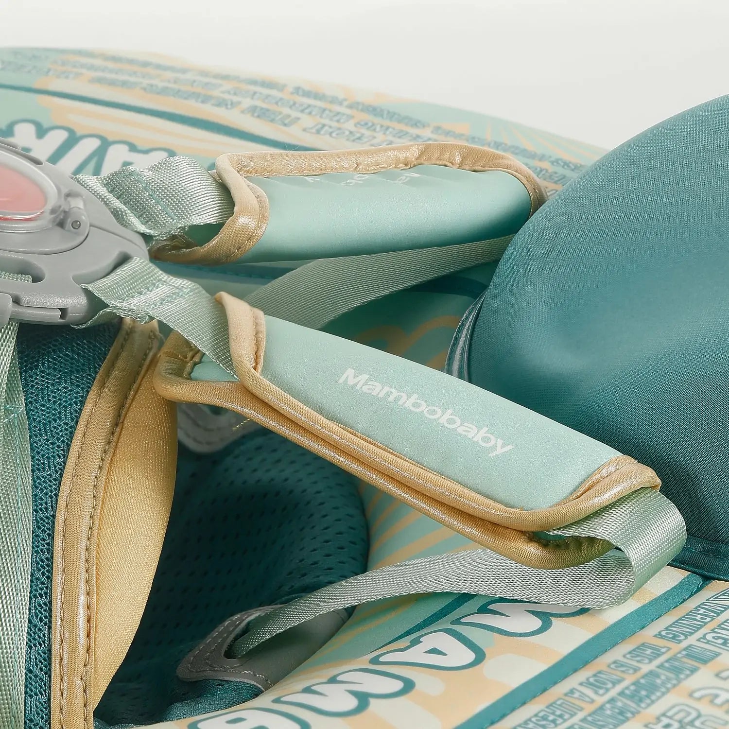 Gros plan sur le bouton de verrouillage et de déverrouillage de sécurité Mambobaby™, montrant le mécanisme de sécurité enfant pour la sécurité des piscines en France.