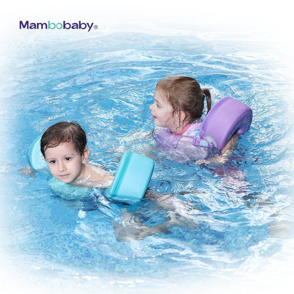 Enfants utilisant les brassards évolutifs Mambobaby