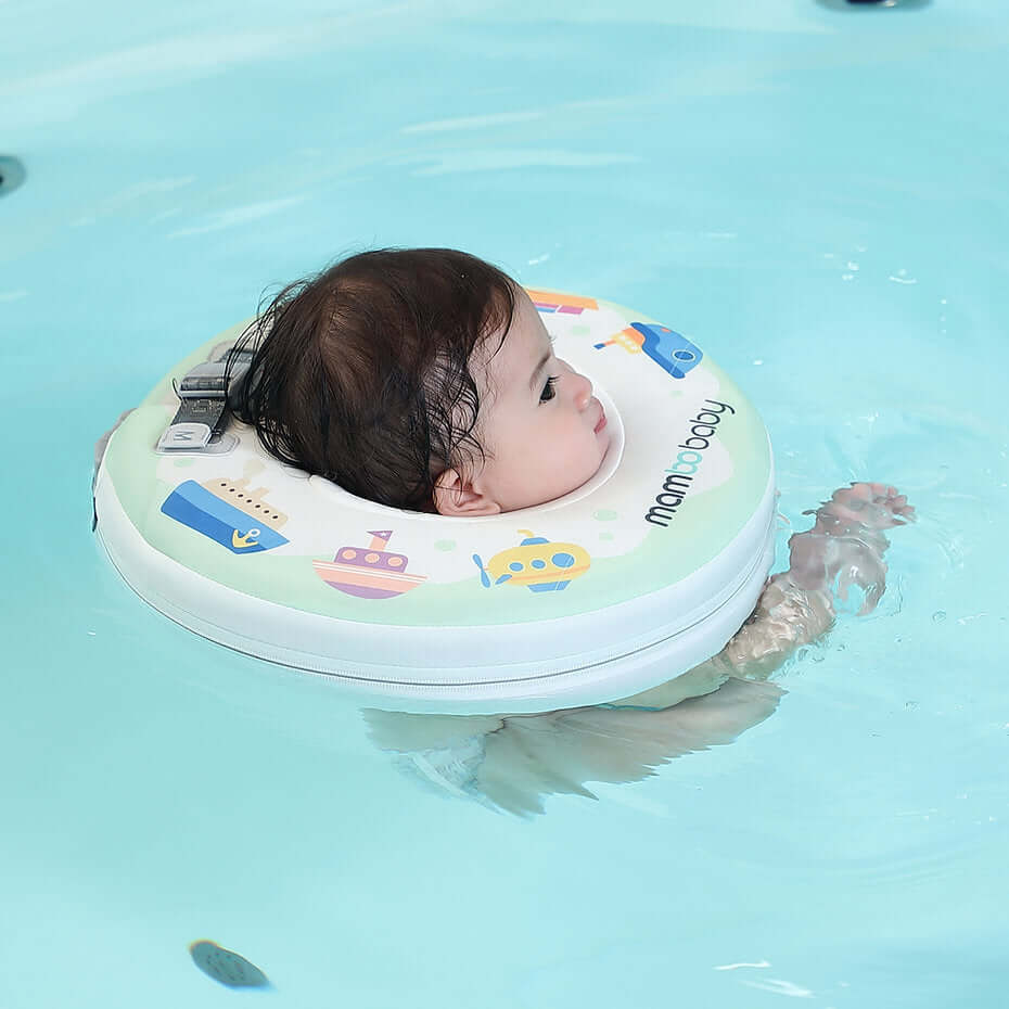 Mambobaby™ Boats Neck Float bébé profitant d'une séance de spa aquatique en toute sécurité.