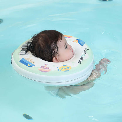 Mambobaby™ Boats Neck Float bébé profitant d'une séance de spa aquatique en toute sécurité.