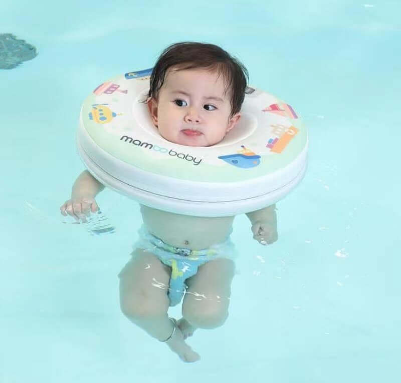 Mambobaby™ Boats Neck Float bébé profitant d'une séance de spa aquatique en toute sécurité.