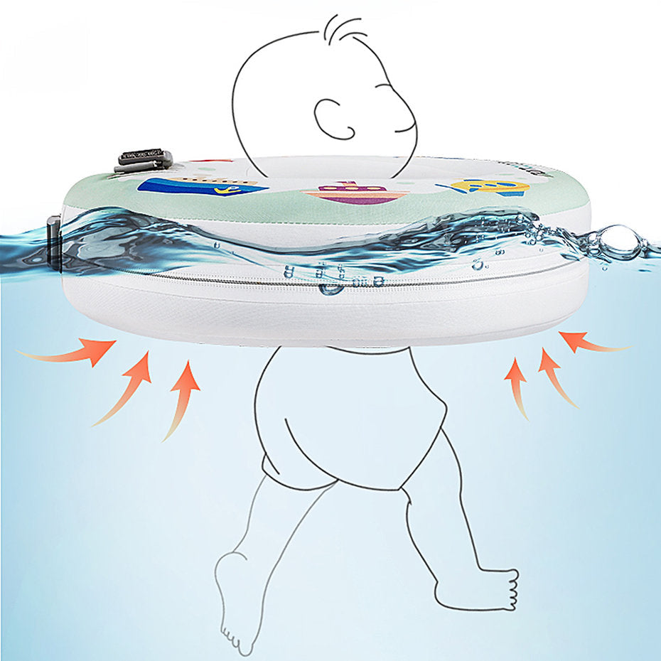 Mambobaby™ Boats Neck Float montrant les jambes libres sous l'eau pour le développement moteur.