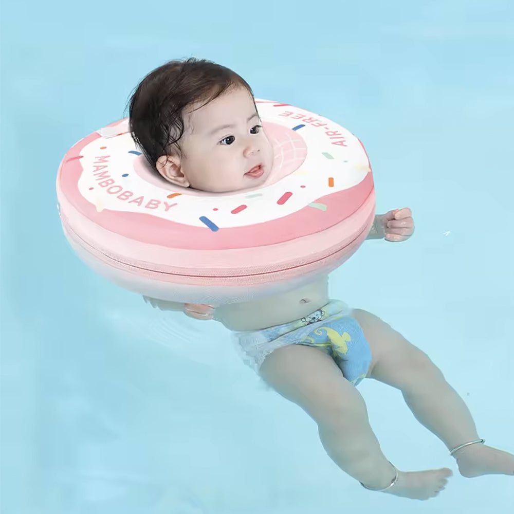 Mambobaby™ Bouée de Cou Spa Bébé Donut avec un nourrisson profitant de l'éveil aquatique dans le bain.