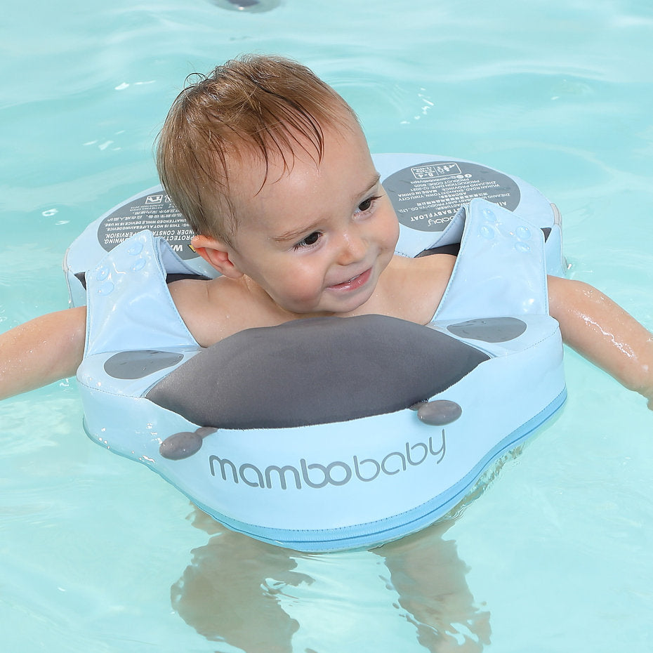 Mambobaby™ Coccinelle enfant nageant avec confiance dans la piscine avec protection solaire.