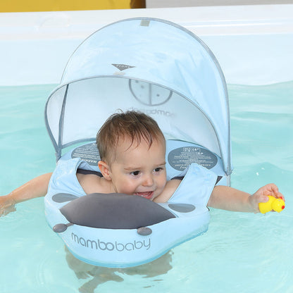 Mambobaby™ Coccinelle enfant nageant avec confiance dans la piscine avec protection solaire.