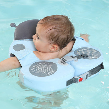 Mambobaby™ Coccinelle enfant nageant avec confiance dans la piscine avec protection solaire.