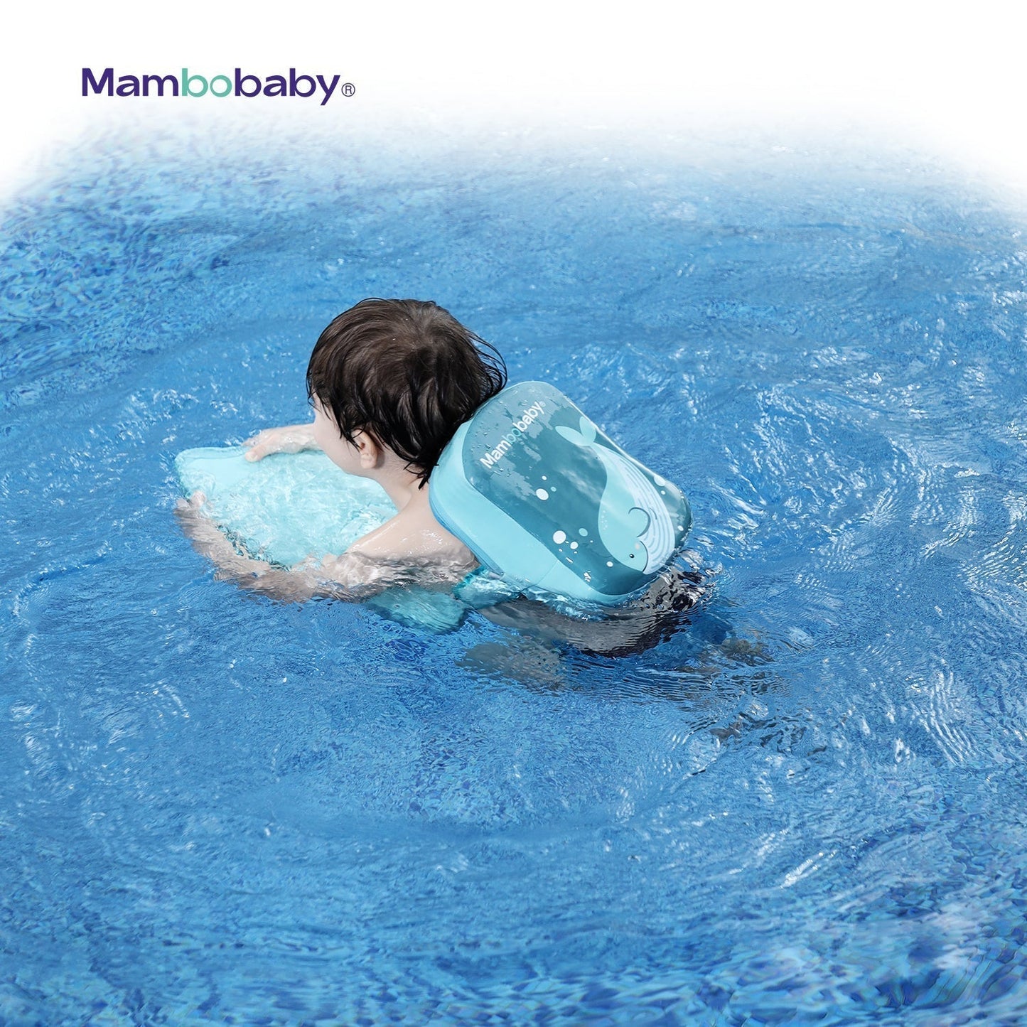 Mambobaby™ Back Float enfant nageant avec confiance dans une position horizontale idéale.