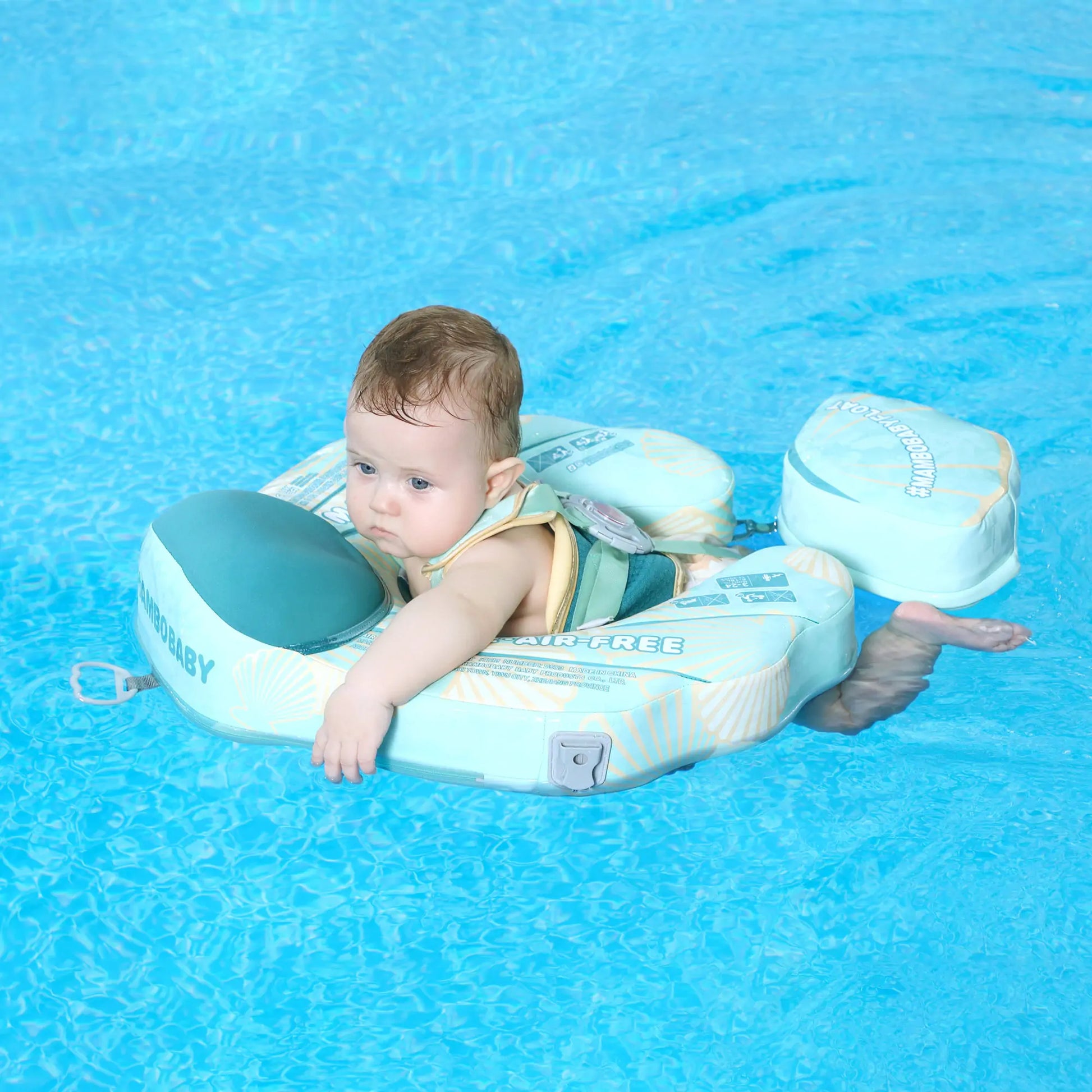 Positions d'entraînement à la natation Mambobaby : brasse à 40 degrés et dos crawlé pour aider les bébés français à développer leur confiance dans l'eau.